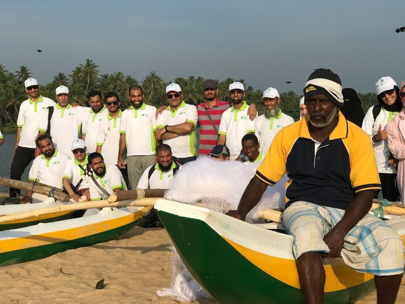 توزيع مشاريع تنموية ( قوارب صيد سمك )