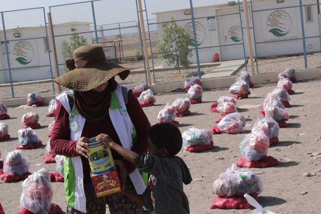 توزيع علب حليب الأطفال