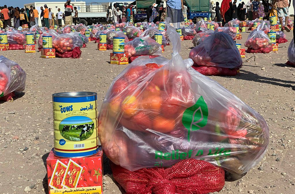 Distributing 600 food bins and 300 cooked Iftar meals for our brothers of Yemeni refugees