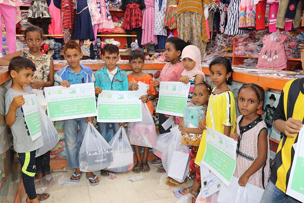 Distributing Eid clothes for Yemeni refugees children